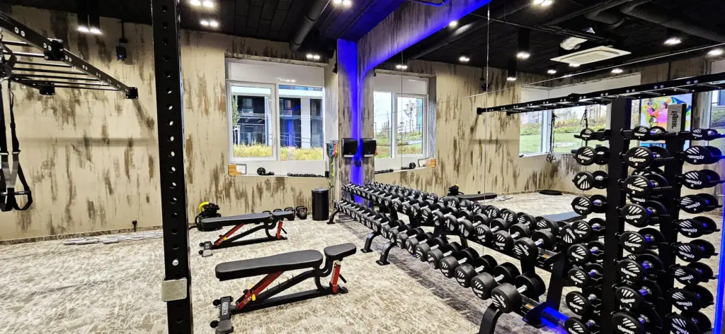 Erőkeret és kézisúlyzó-sor a The Gym Clubban