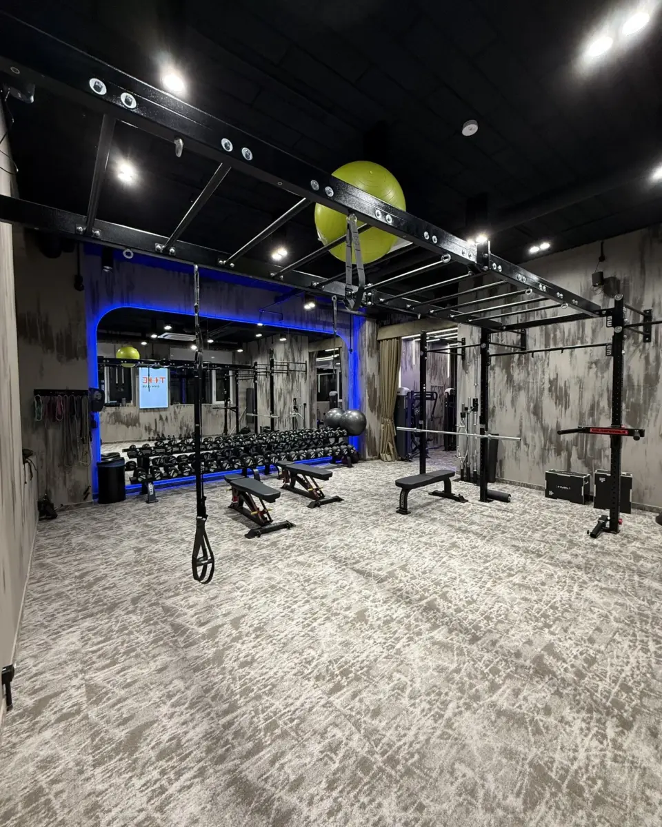 Funkcionális és cross training zóna riggel, TRX-szel és kék LED-es boltíves tükörrel