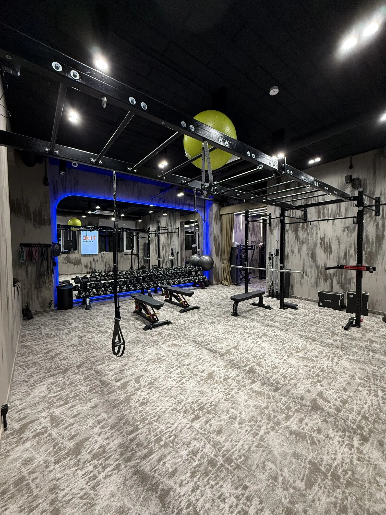 Funkcionális és cross training zóna riggel, TRX-szel és kék LED-es boltíves tükörrel