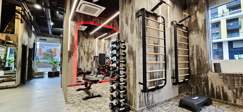 Selftraining zóna bordásfalakkal és kézisúlyzókkal
