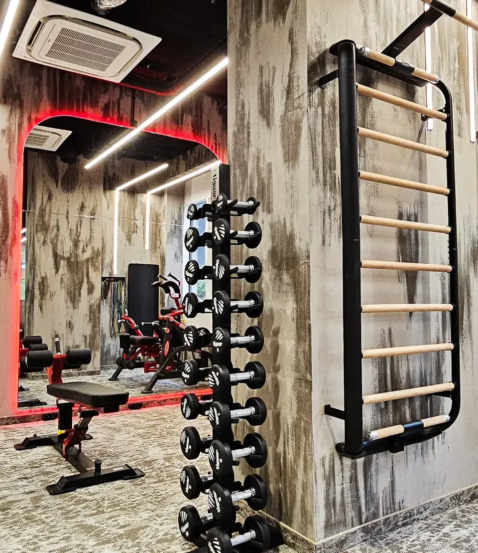 Selftraining zóna bordásfalakkal és kézisúlyzókkal